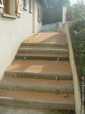 escaliers en rondins de diametre 20 cm